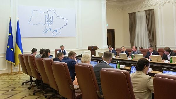 <br />
Жалобы украинских министров на зарплаты объяснили<br />
